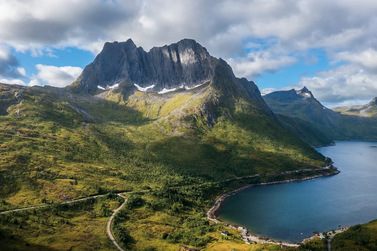 Norveç’te dik yamaçlarla çevrili bir fiyort