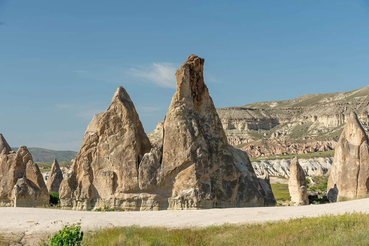 Kapadokya’da sert kaya şapkalı peribacaları