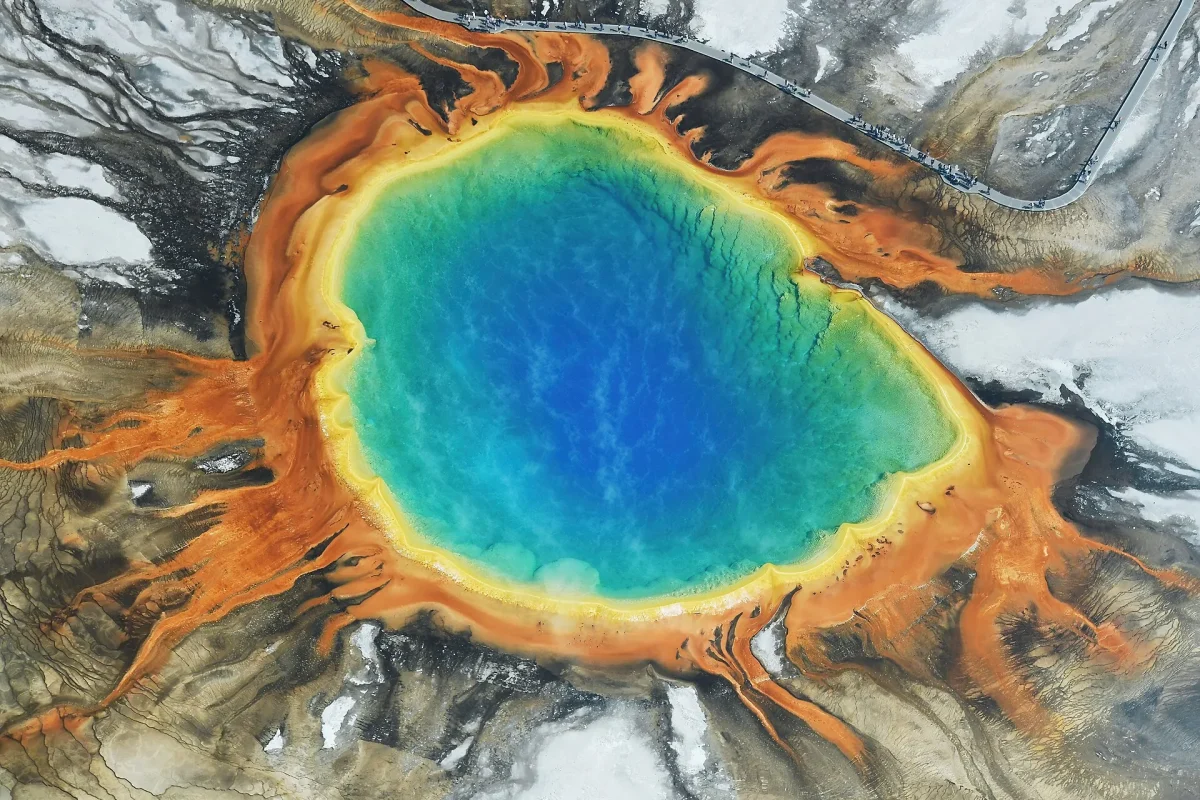 Yellowstone’daki Grand Prismatic sıcak su kaynağının havadan görünümü