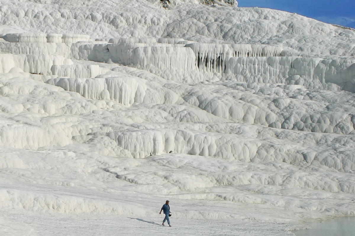 Pamukkale’nin beyaz traverten terasları