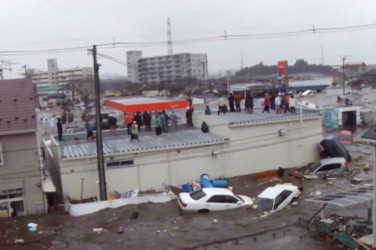 2011 Tohoku tsunamisinde suyla ve enkazla dolan kıyı kasabası