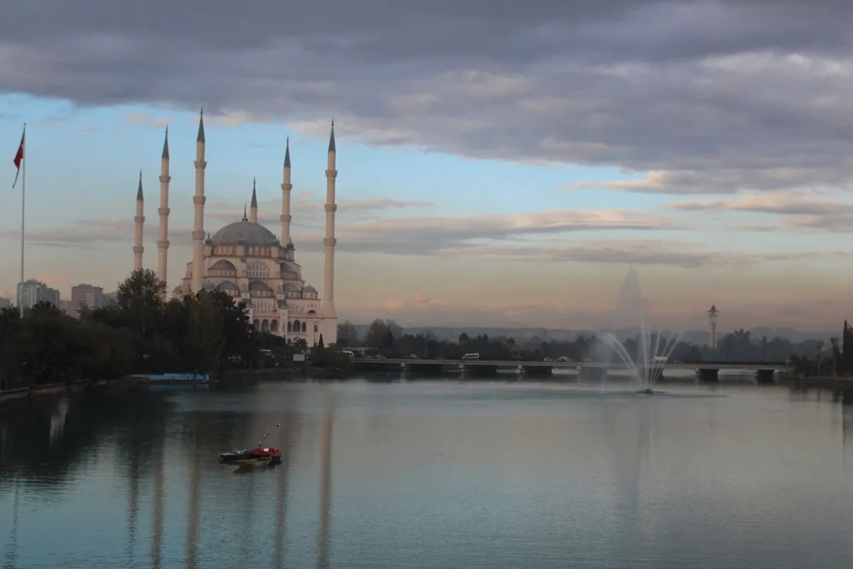 Adana’da Seyhan Nehri kıyısı ve arkadaki büyük cami