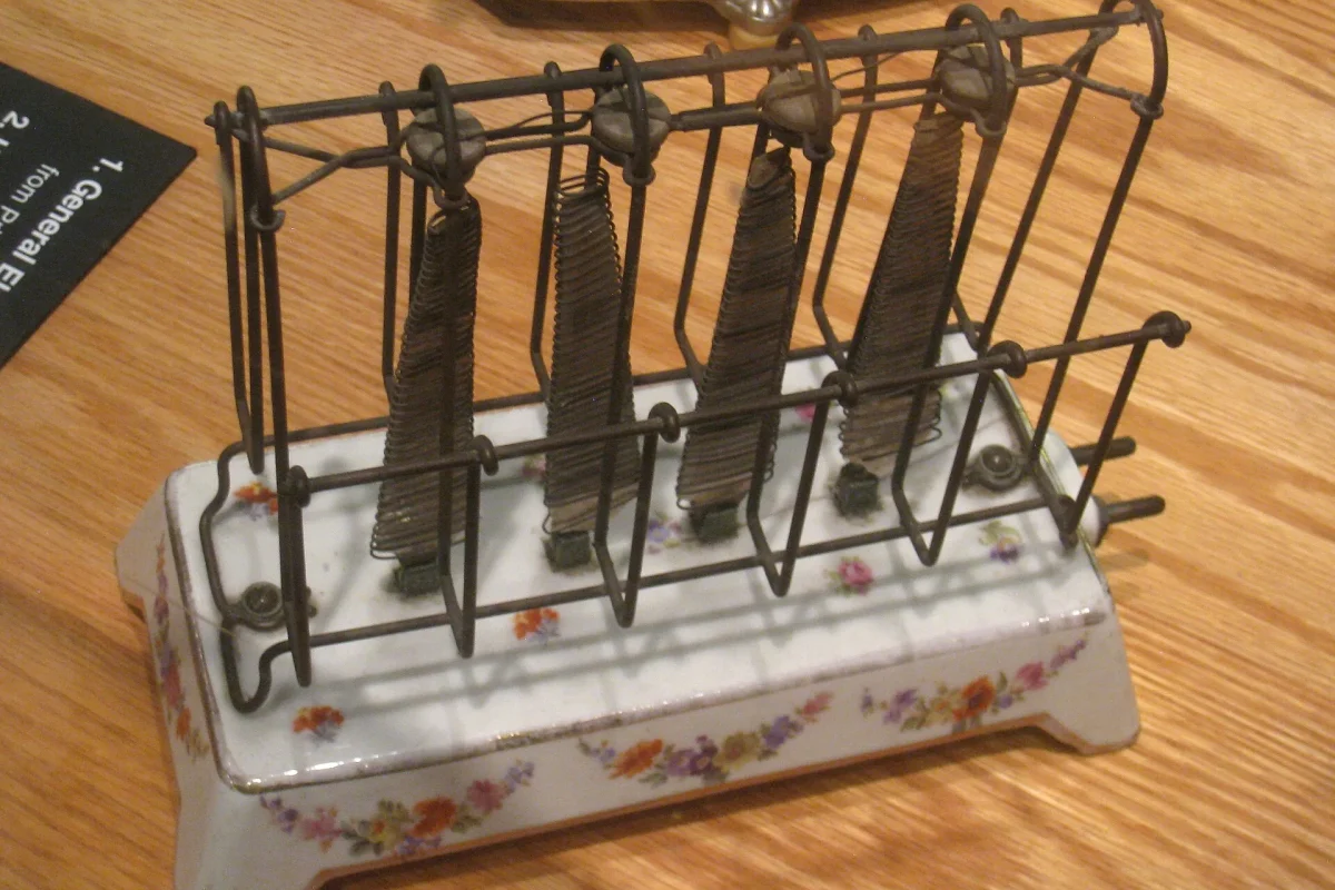 20. yüzyıl başından kalma, ekmeğin elle çevrildiği elektrikli tost makinesi