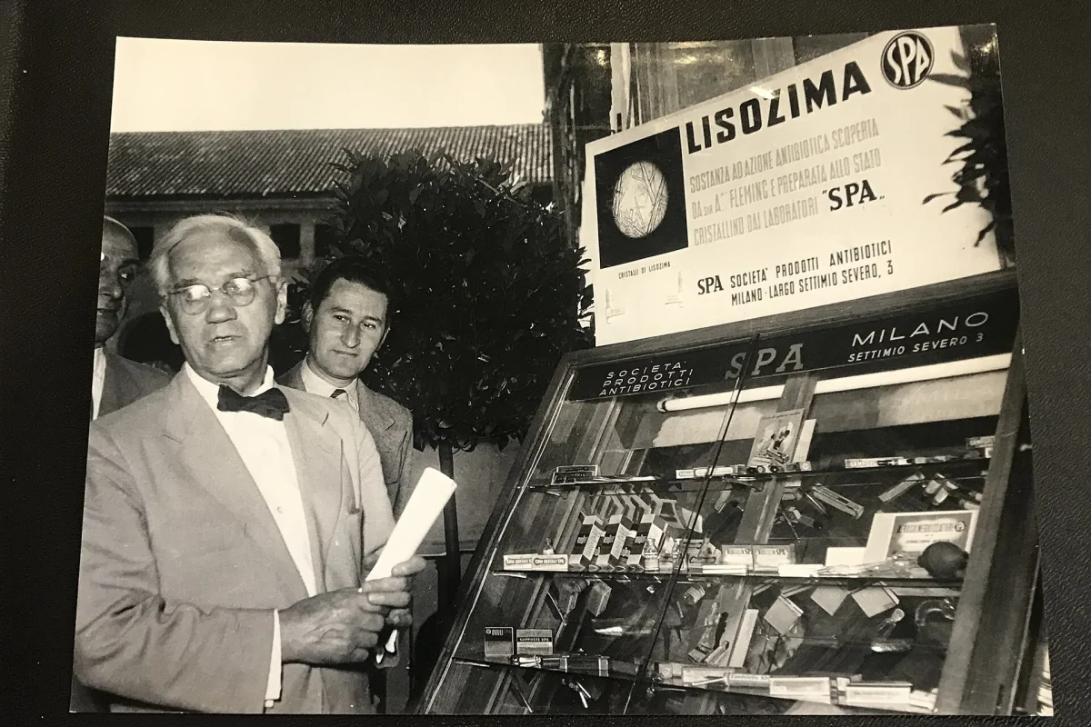 Alexander Fleming bir laboratuvar ziyareti sırasında