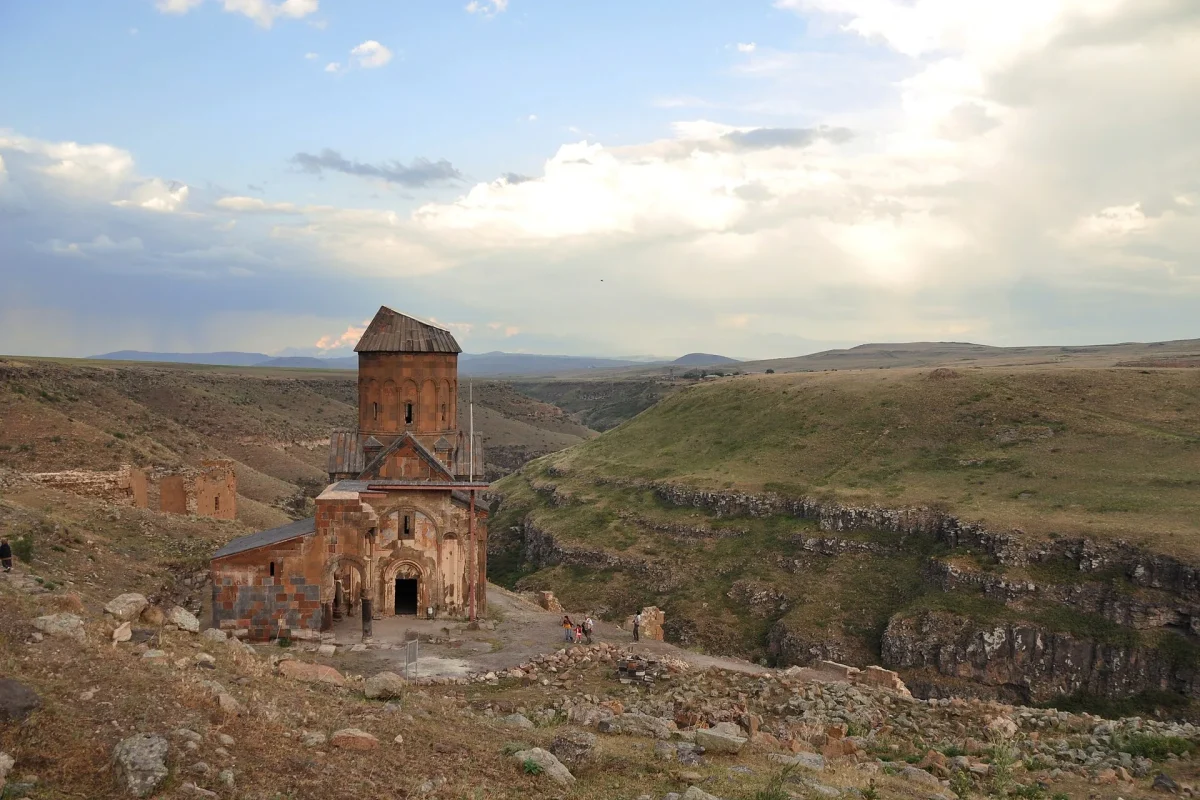 Ani’de boş platonun ortasında ayakta kalan kilise ve arkasındaki vadi