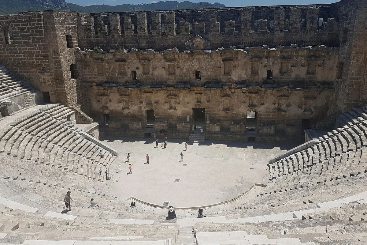 Aspendos’ta sahne binası bütün hâlinde duran Roma tiyatrosu