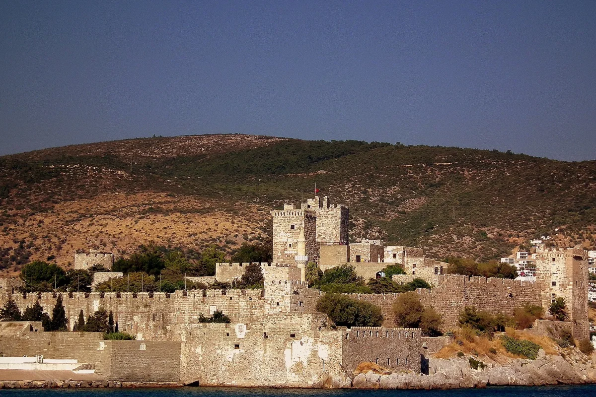 Halikarnas Mozolesi’nin taşlarıyla yapılmış Bodrum Kalesi