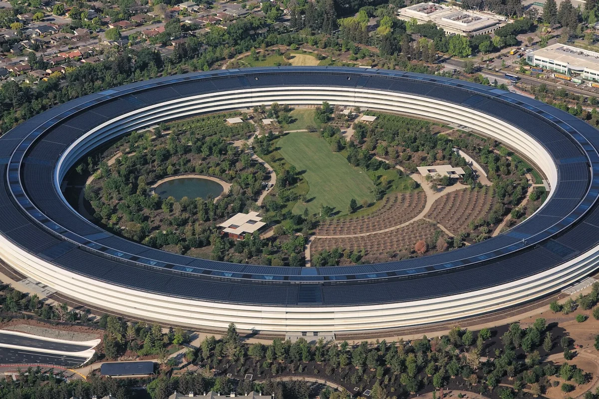 Apple Park genel merkezinin havadan halka biçimli görünümü
