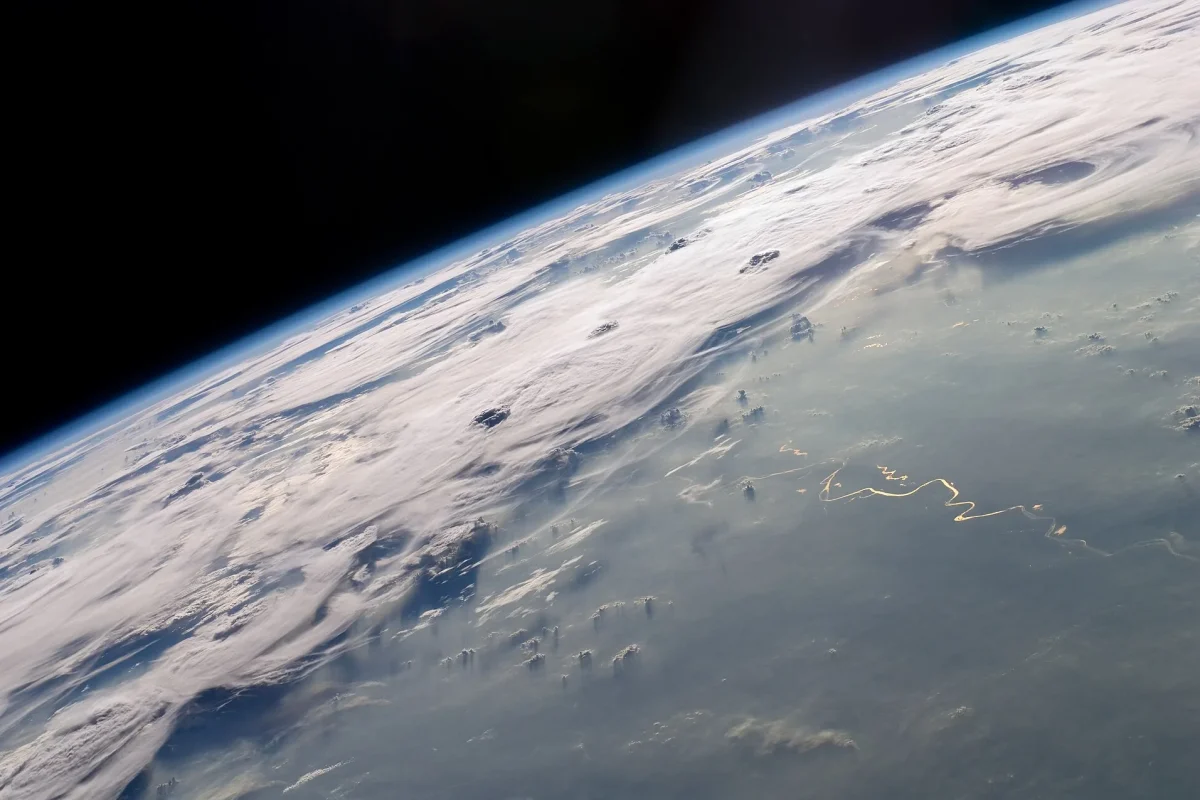 Yörüngeden görülen Dünya atmosferinin ince katmanı