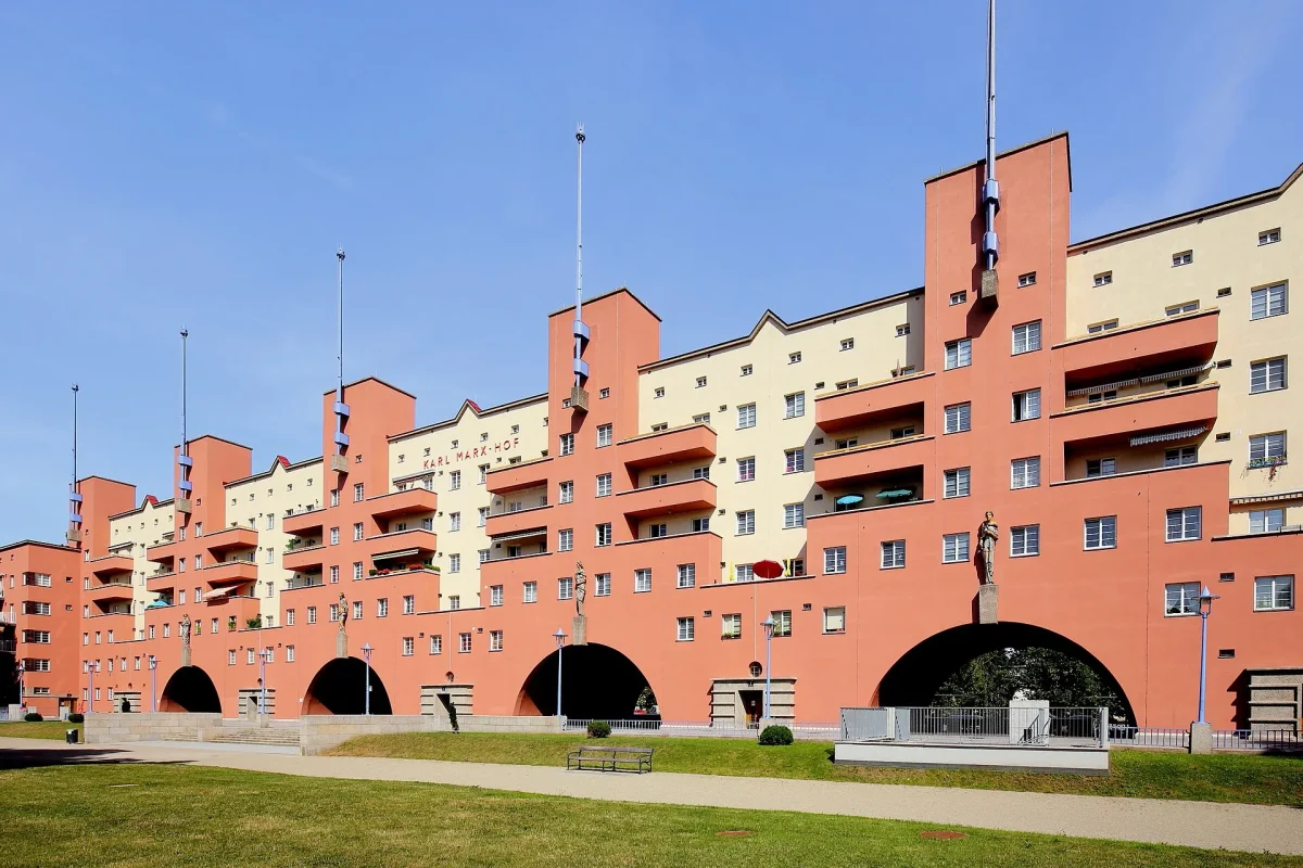 Viyana’da belediye konutu olarak yapılan Karl-Marx-Hof bloğunun cephesi