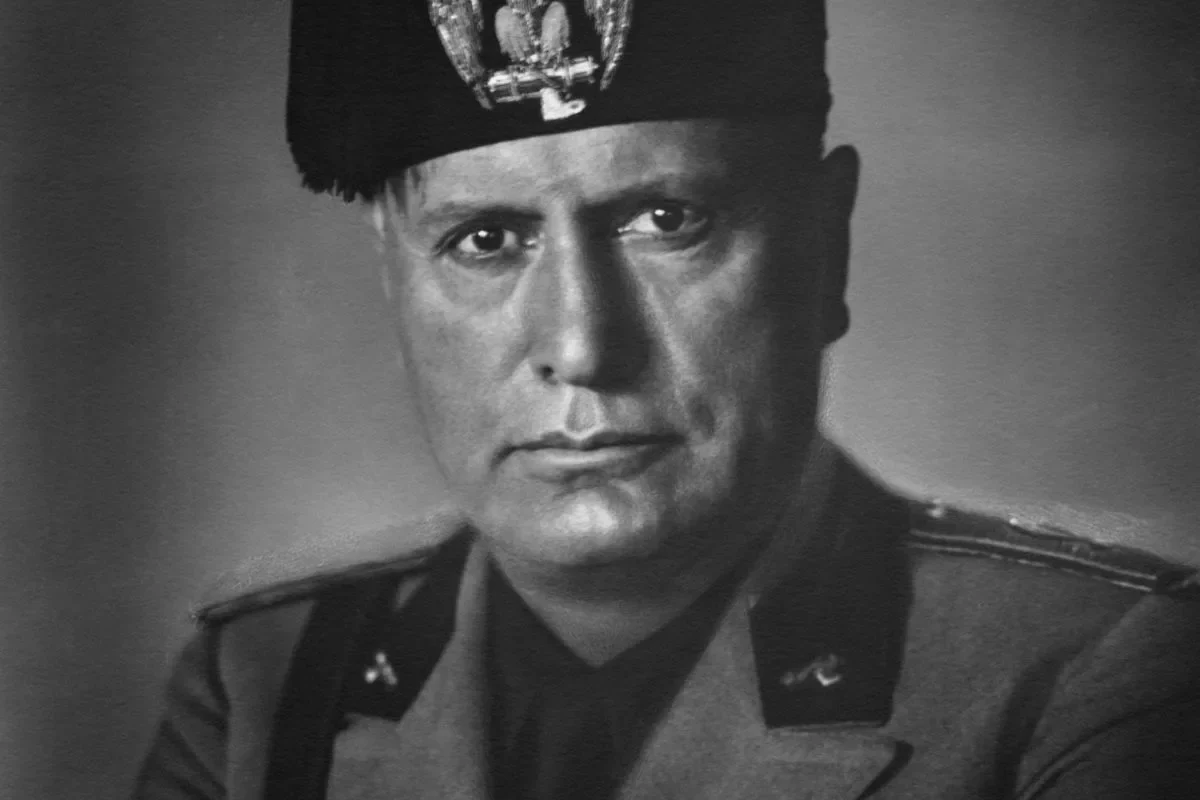 Üniformalı Benito Mussolini portresi