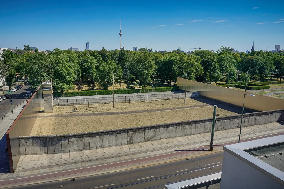 Berlin’de Bernauer Straße boyunca korunmuş duvar şeridi ve arkasında şehir
