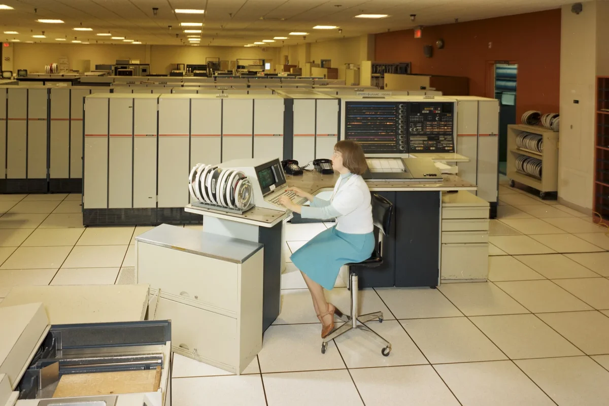 IBM 1401 bilgisayarının çalıştığı makine dairesi ve operatör