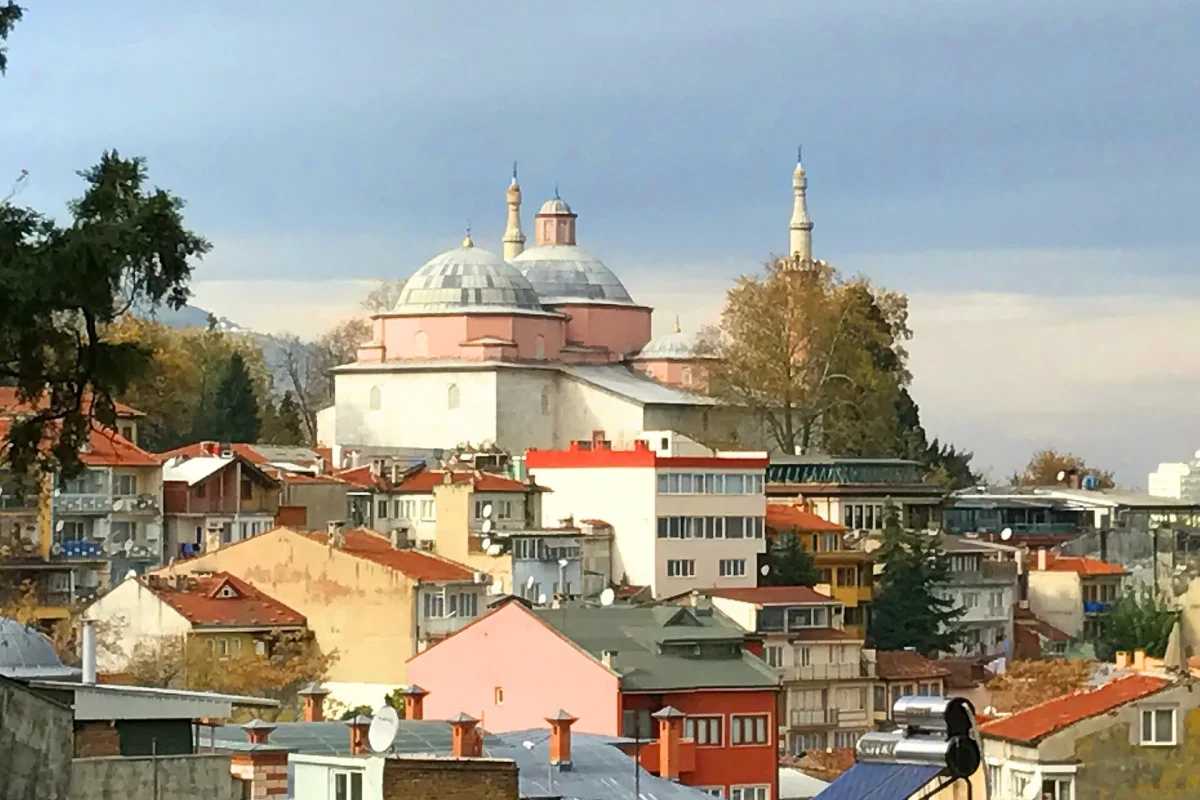 Bursa’da yamaca yayılmış mahalleler ve aralarındaki külliye