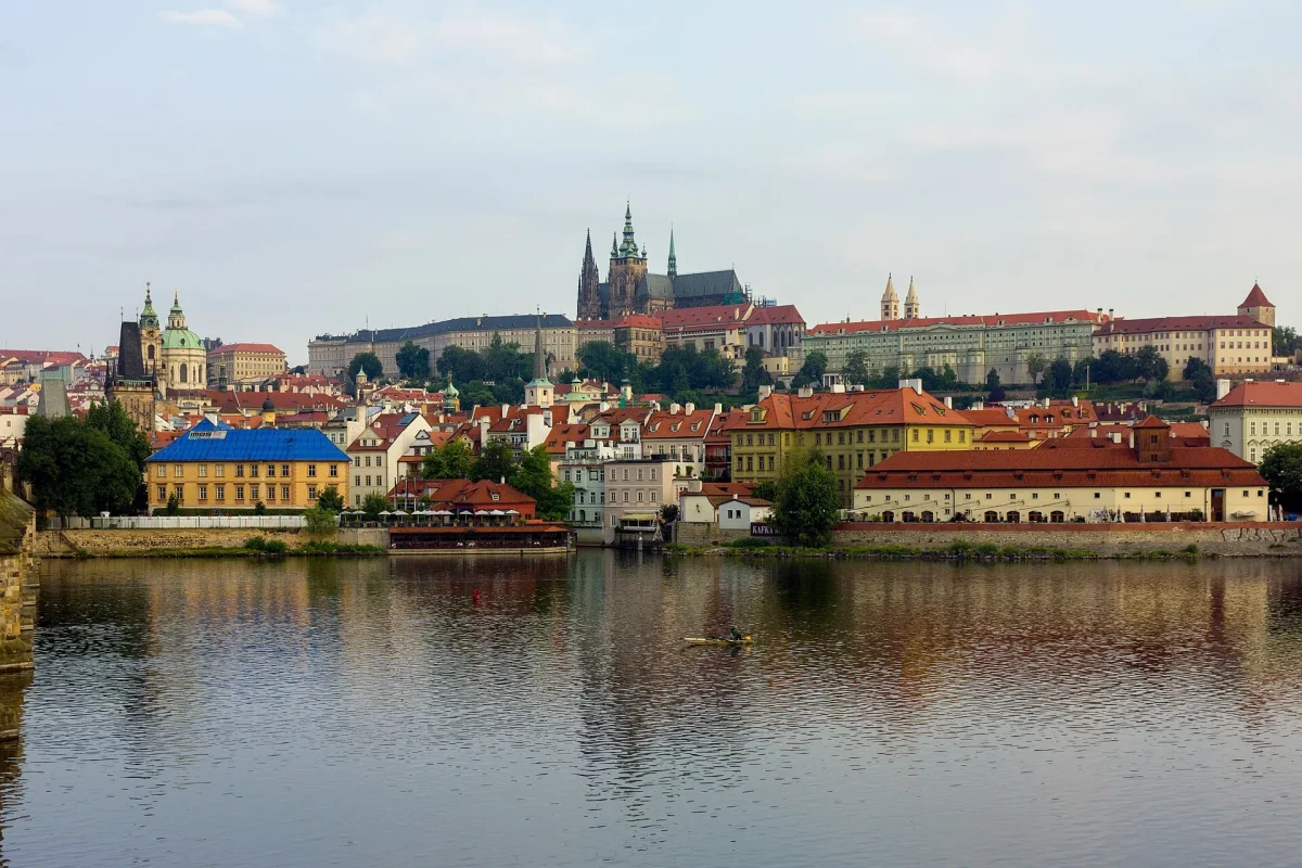 Vltava Nehri’nin karşı kıyısından Prag Kalesi ve eski şehir