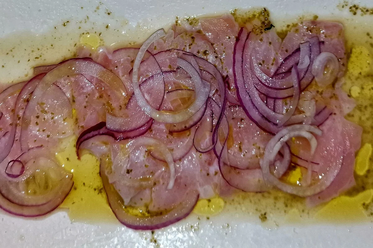 Soğanla hazırlanmış ceviche tabağı
