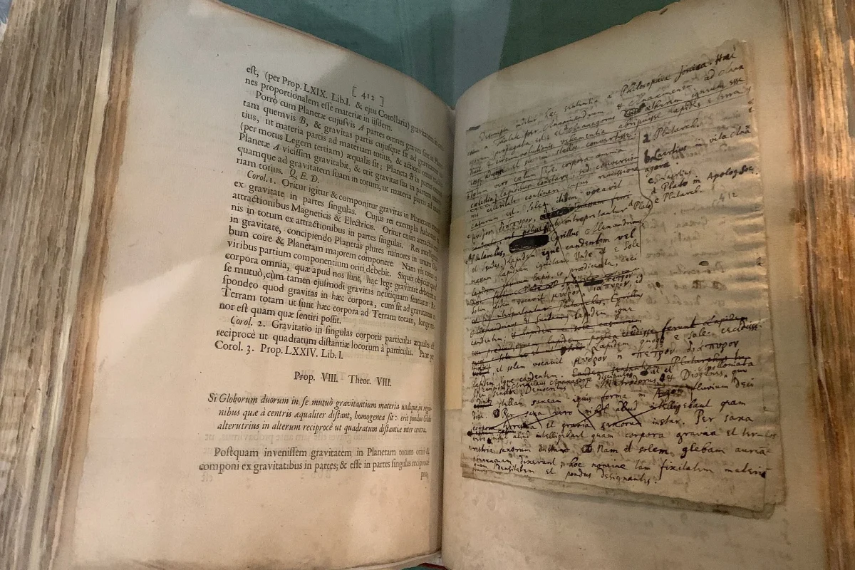 Newton’un kendi el notlarını taşıyan Principia Mathematica nüshası