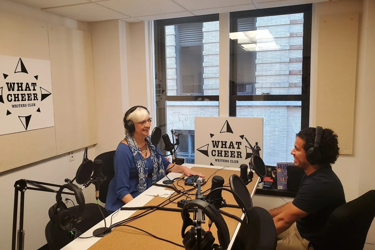 Mikrofon ve kayıt donanımıyla kurulmuş podcast düzeneği