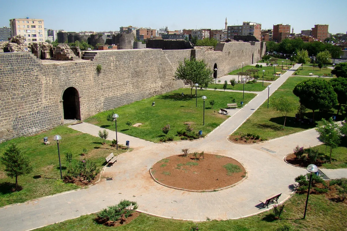 Diyarbakır’ın bazalt surları ve sur dibindeki yeşil alan
