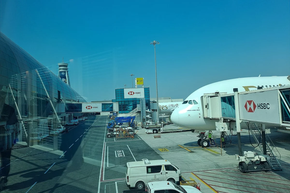 Dubai Uluslararası Havalimanı’nda yolcu köprüsüne yanaşmış bir uçak