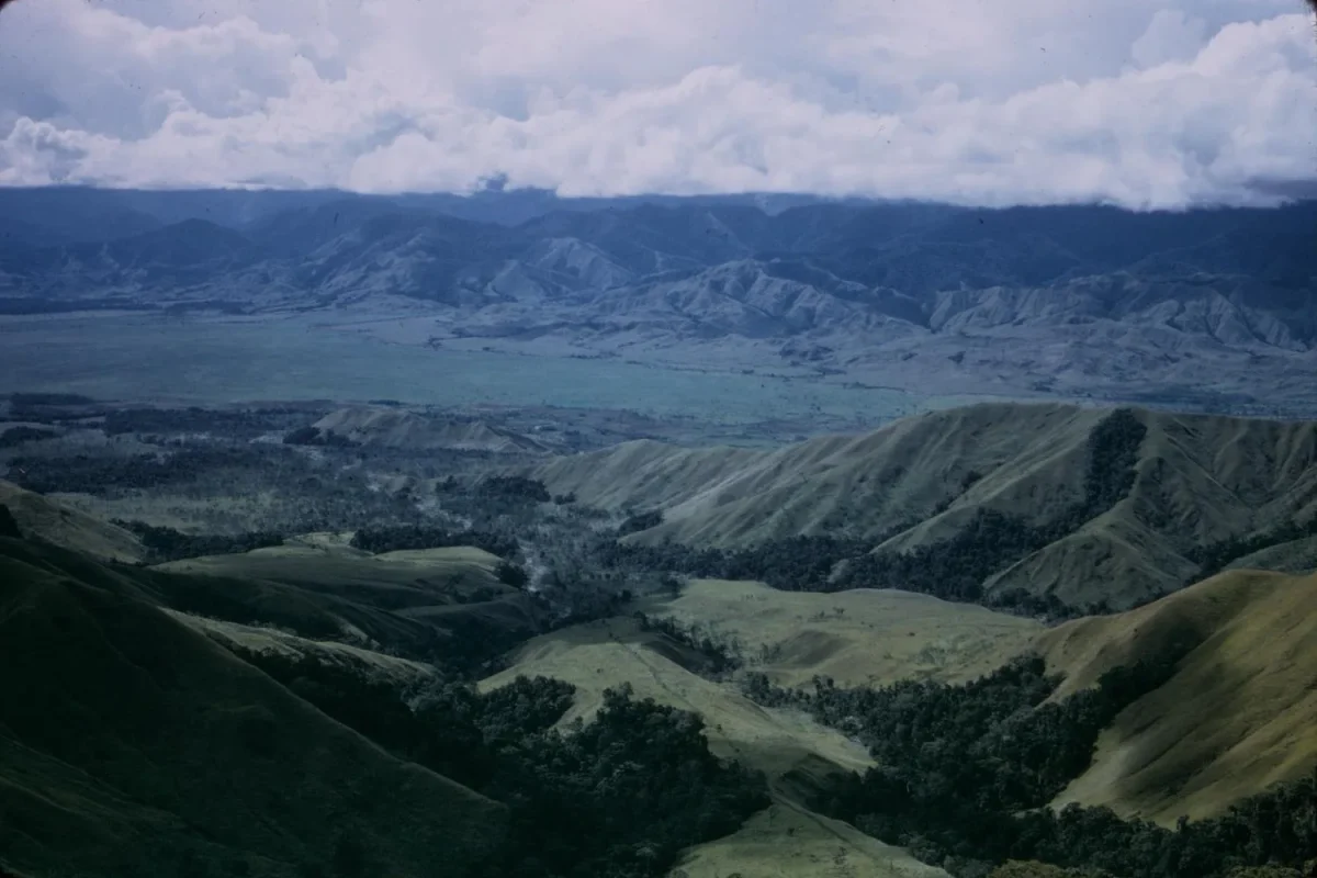 Papua Yeni Gine’de sırtlarla bölünmüş geniş dağ vadisi