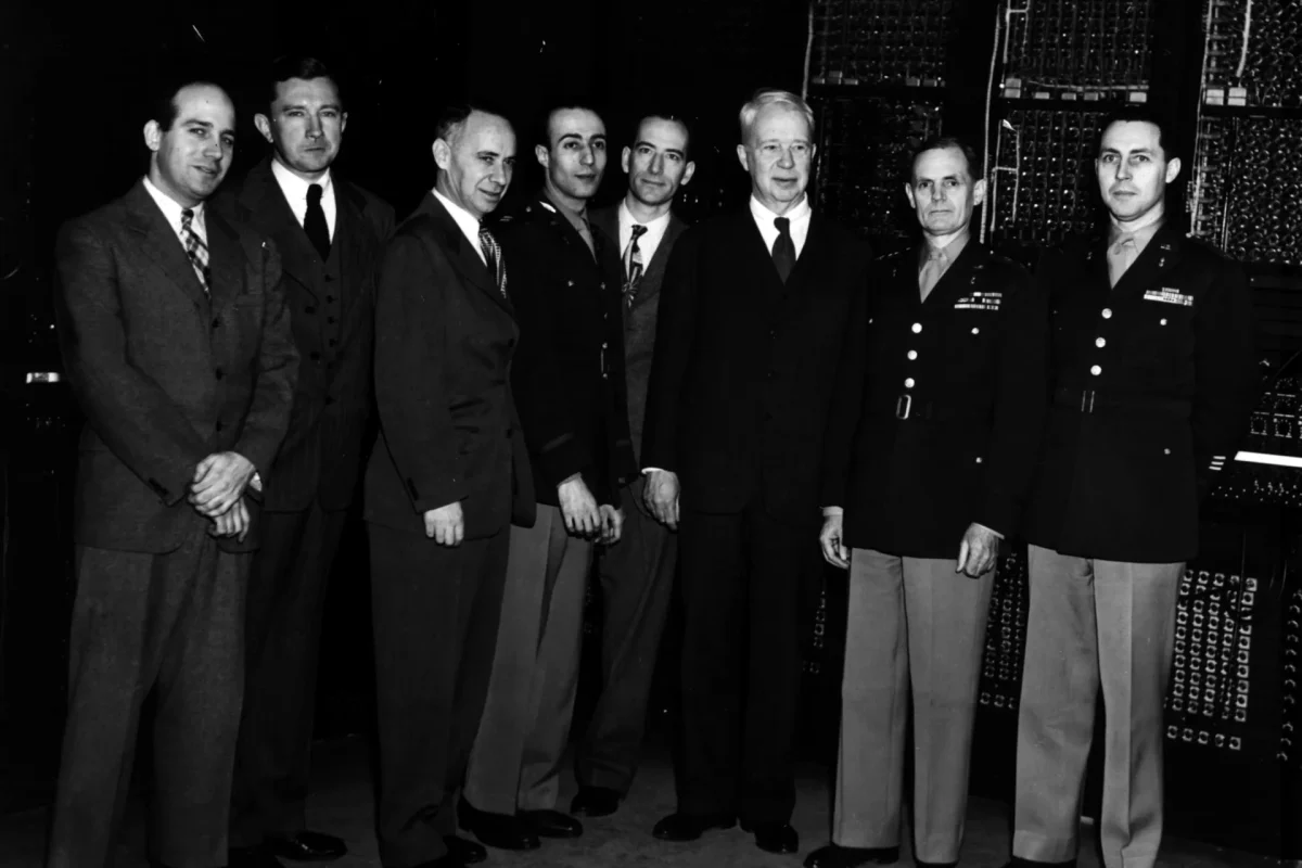 ENIAC bilgisayarını geliştiren ekip, makinenin önünde