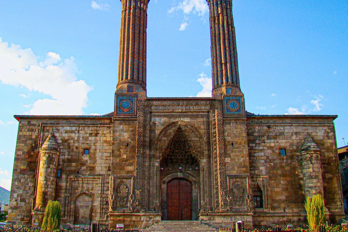 Erzurum’da Çifte Minareli Medrese’nin taç kapısı ve tuğla minareleri