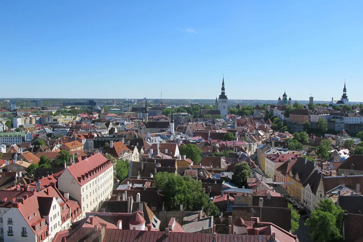 Tallinn’in kiremit çatılı eski şehri ve kule siluetleri