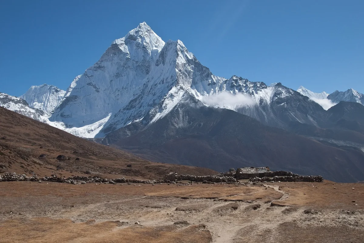 Nepal’de Himalayaların karlı zirvelerinden biri ve önündeki vadi
