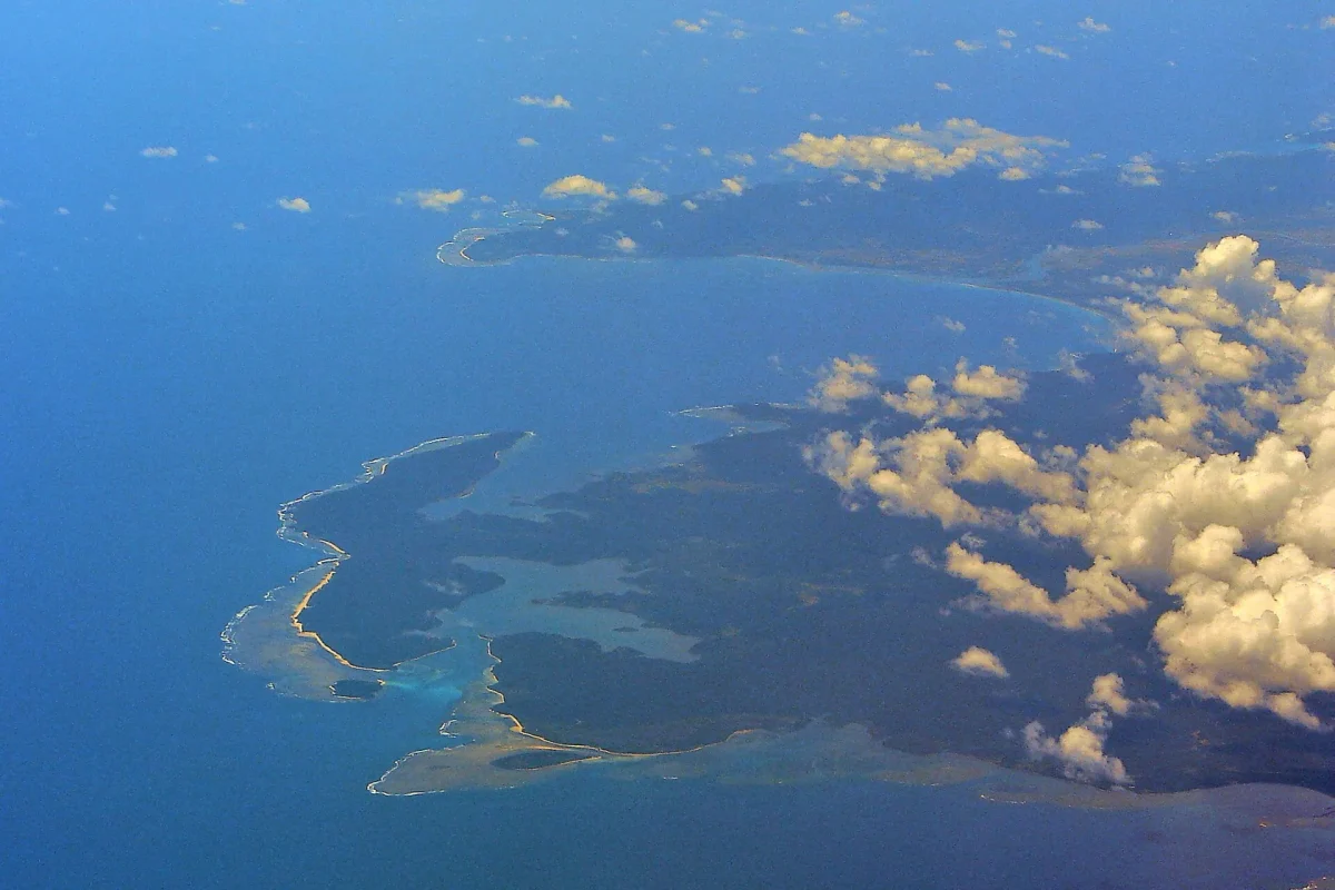 Filipinler kıyısında adalar, resif ve açık deniz