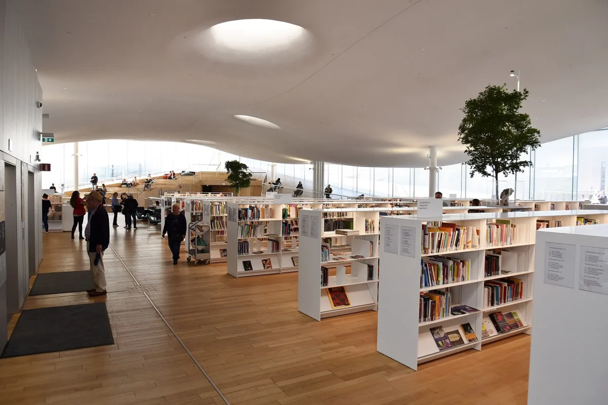 Helsinki Oodi Merkez Kütüphanesi’nin okuyucularla dolu iç mekânı