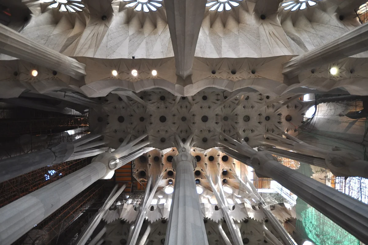 Sagrada Família’nın içinde yukarı doğru dallanan eğik taşıyıcılar ve tonoz
