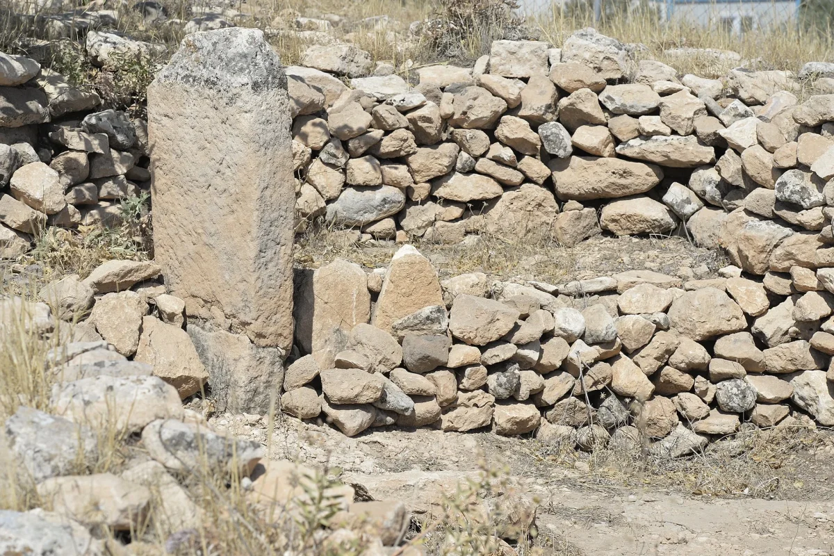 Göbeklitepe’de dairesel duvarın içindeki T biçimli taş dikme