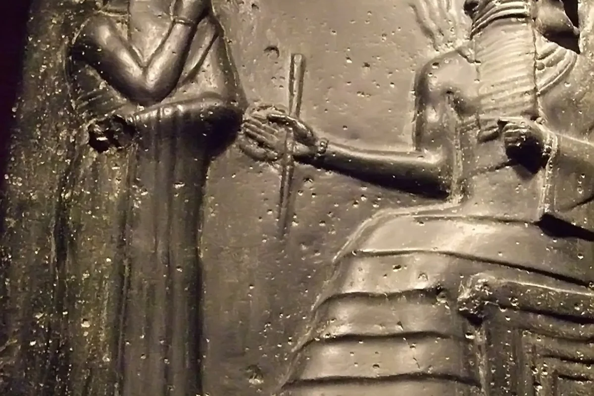 Hammurabi stelinin tepesinde kanunların kral Hammurabi’ye verilişini gösteren kabartma