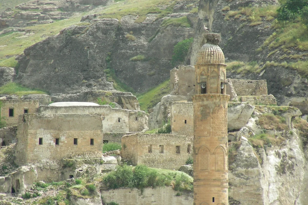 Hasankeyf’in eski yerleşimi ve minaresi