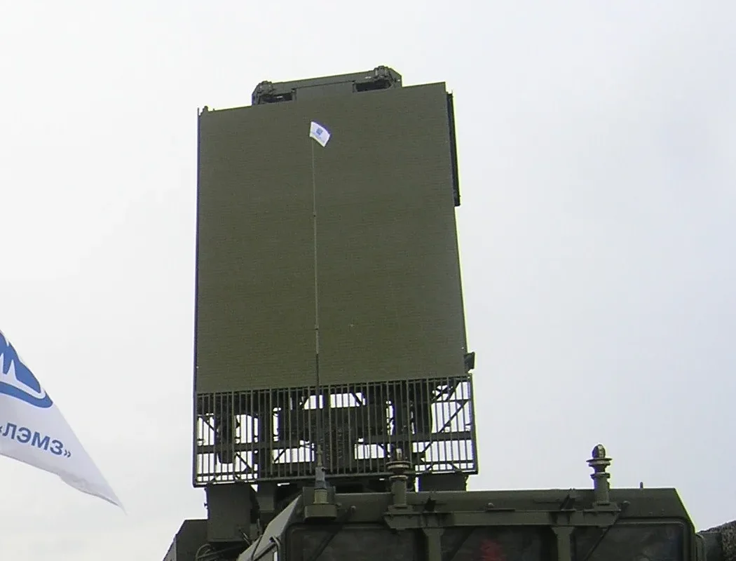 Hava savunma sisteminin faz dizili radar anteni