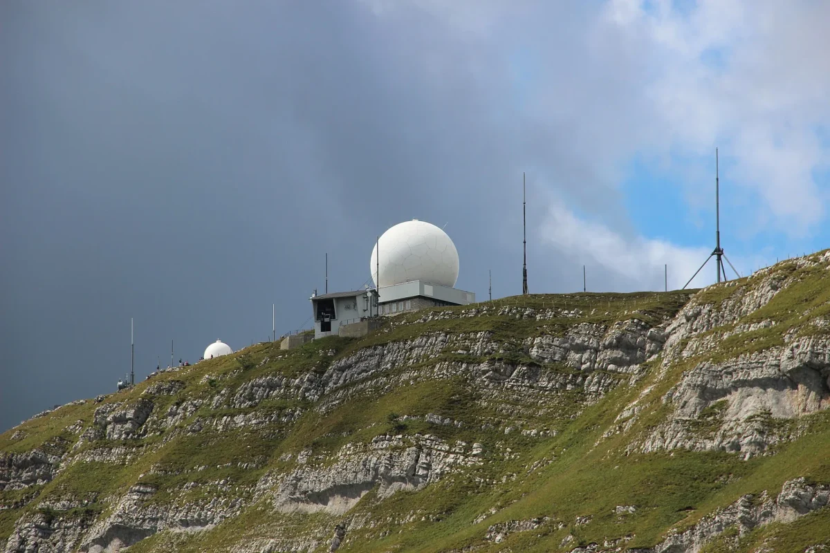 Tepeye kurulmuş meteoroloji radar kubbesi