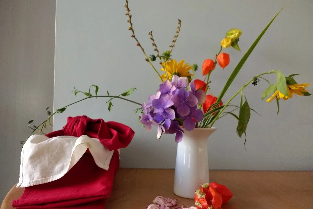 Vazoda düzenlenmiş ikebana çiçek kompozisyonu