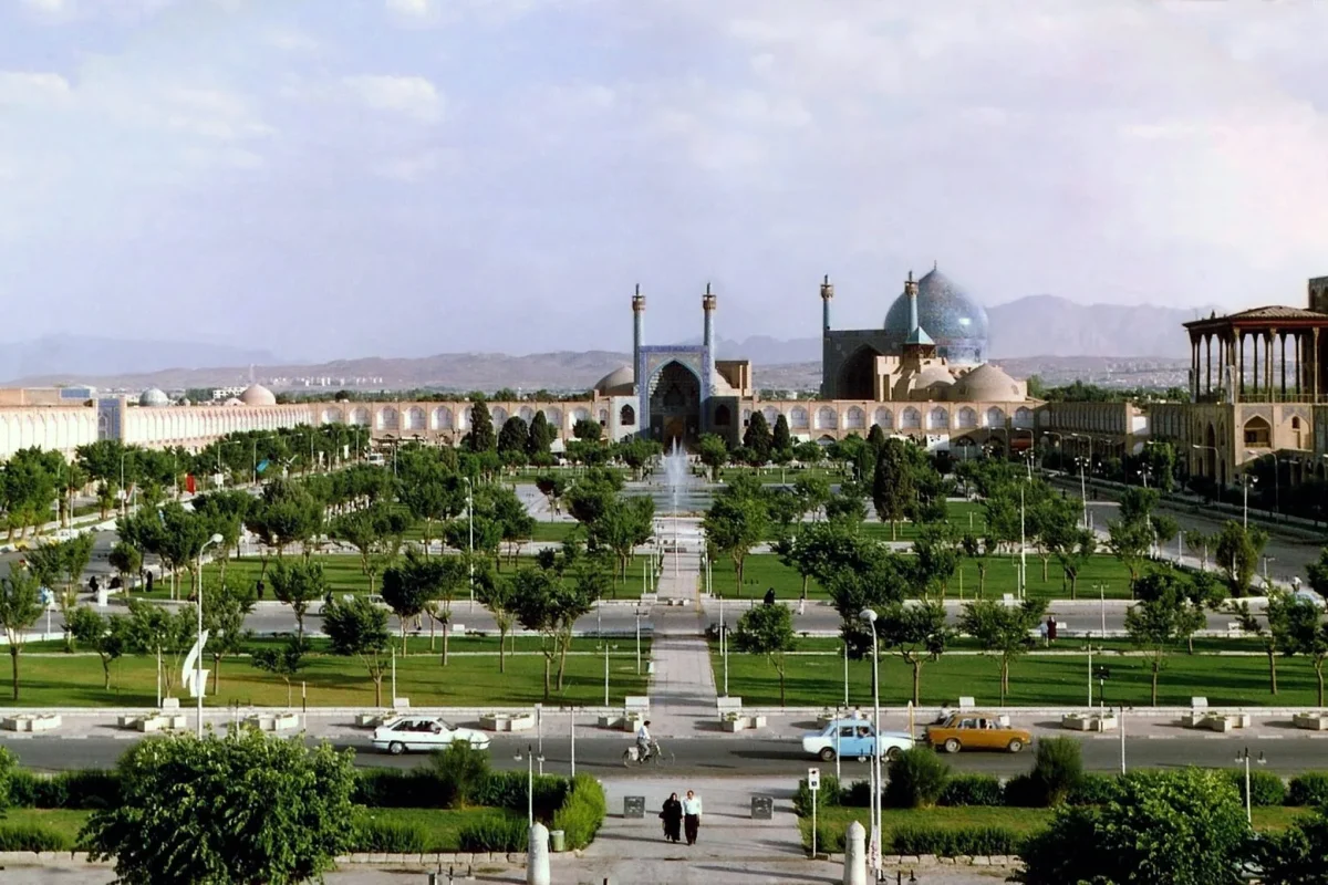 İsfahan’daki tarihî meydan, bahçeleri ve çevresindeki kubbeli yapılar