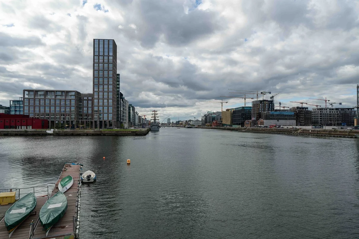 Dublin’de Liffey Nehri kıyısındaki modern iş merkezleri