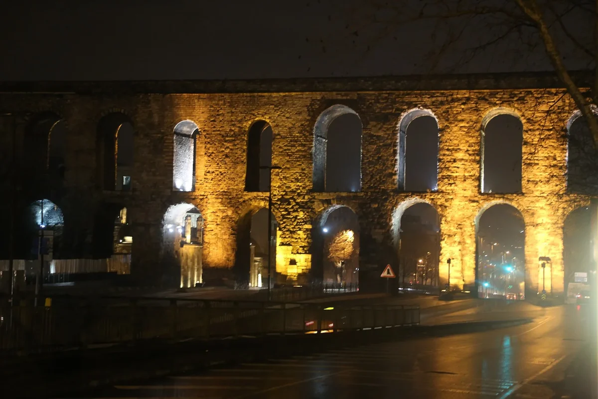 İstanbul’da Valens Su Kemeri’nin gece aydınlatılmış kemerleri