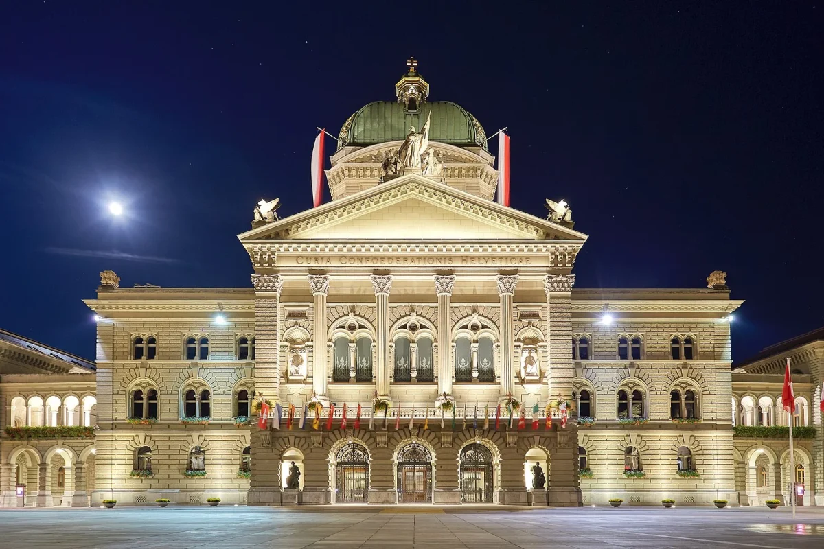 Bern’deki İsviçre Federal Sarayı ve önündeki meydan