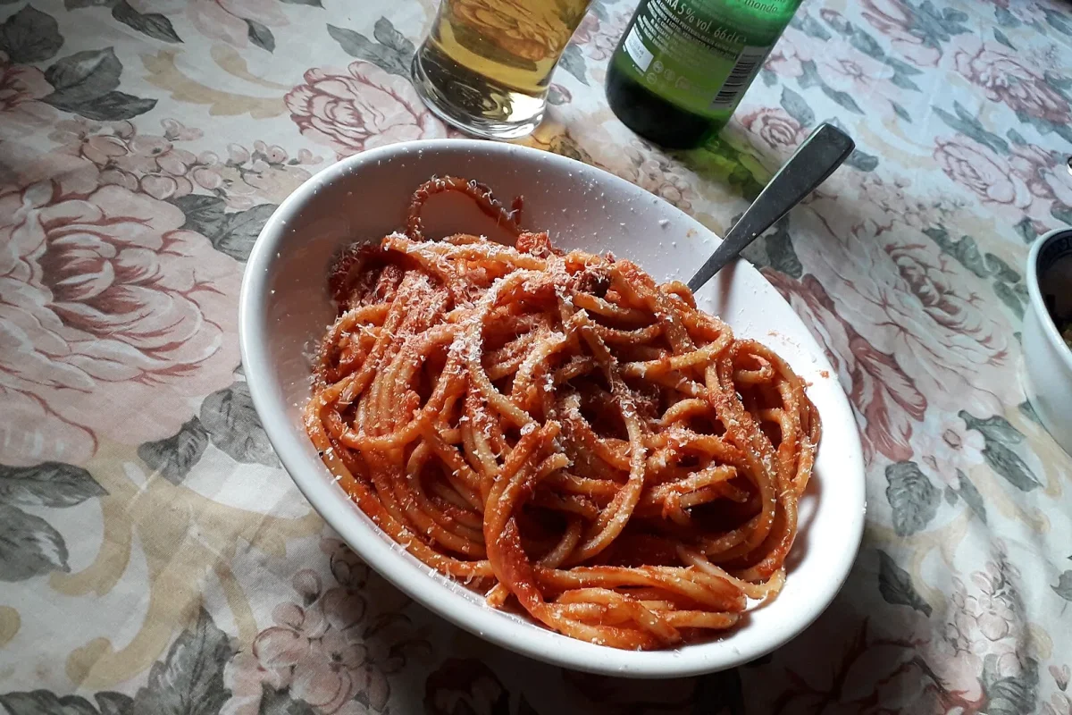 Domates soslu makarna tabağı