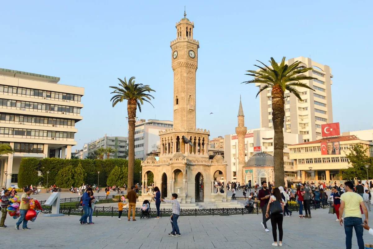 İzmir’de Konak Meydanı, saat kulesi ve palmiyeler