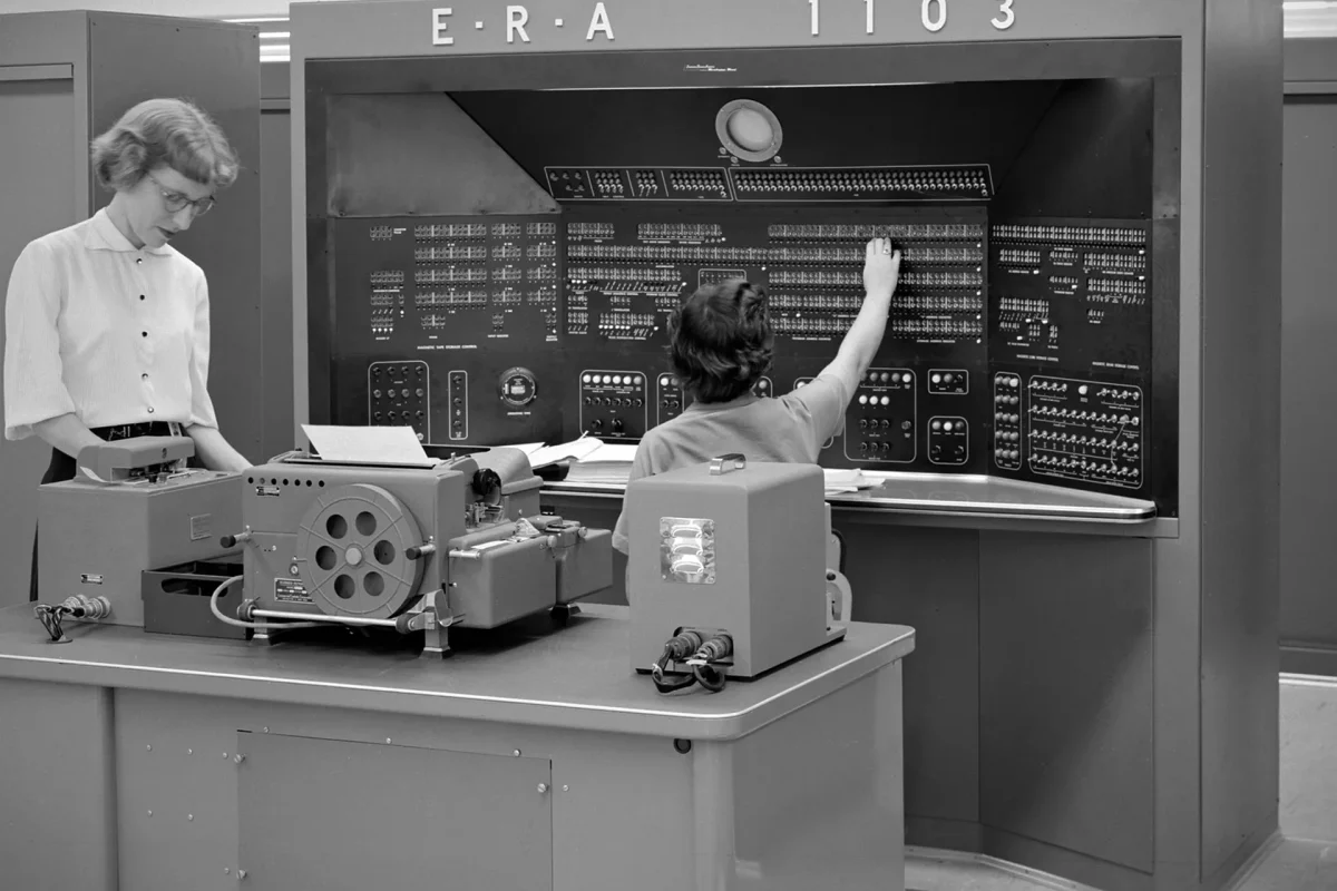 UNIVAC ailesinden ERA 1103 bilgisayarının konsolu ve operatörü