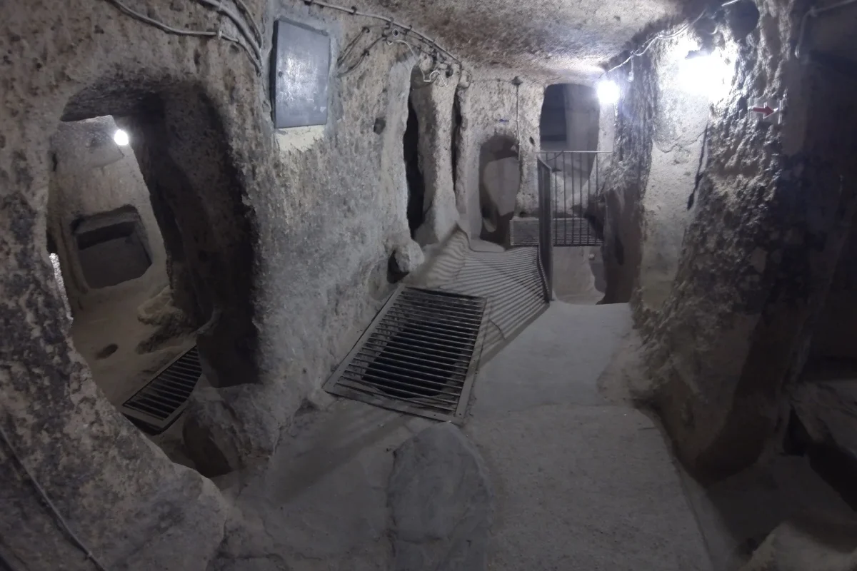 Kapadokya’da yeraltı şehrinin kayaya oyulmuş odaları ve geçitleri