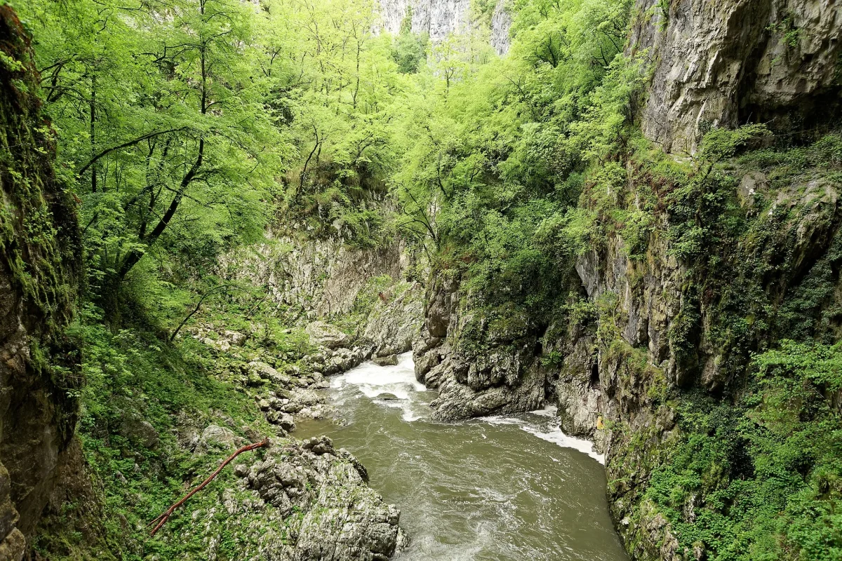 Slovenya’da karstik arazide çökmüş mağara tavanının oluşturduğu vadi