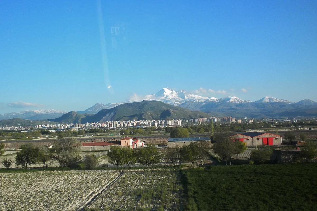 Kayseri ovası ve arkasında karlı Erciyes