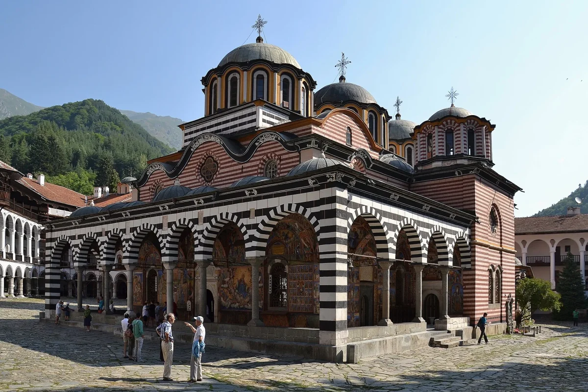 Bulgaristan’da dağların arasındaki Rila Manastırı’nın ana kilisesi
