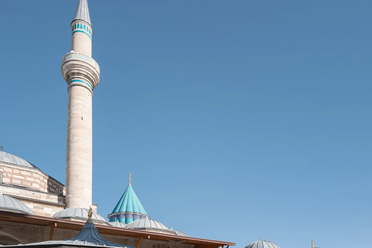 Konya’da Mevlânâ Müzesi’nin firuze renkli dilimli kubbesi ve minaresi